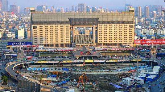 杭州火车站有哪几个，哪个离拱墅区近一些啊