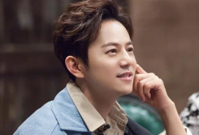 何老师的牵手事件，他真的喜欢男生吗？