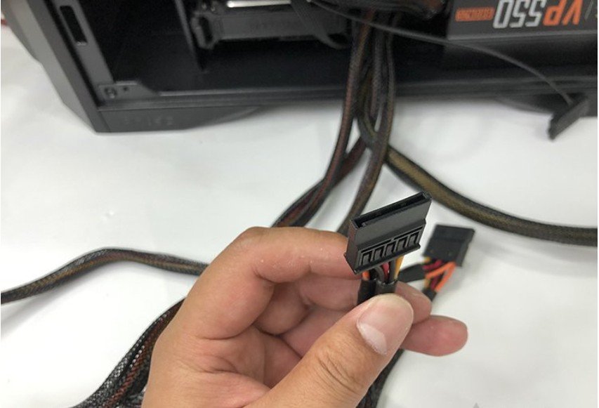 机械硬盘安装在哪里啊？