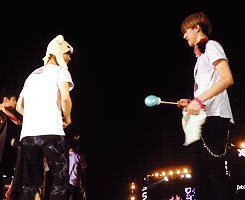 求SMT世勋用手指棒戳鹿晗脸的动图