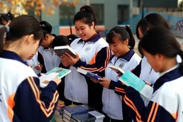 高三复读老妈陪读看的好紧往出去玩的机会都没有怎么办