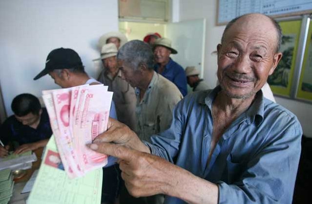 低保证号码是什么,怎么没有低保证,只有乡镇和民政局盖章的一张纸,以及一个有低保金的银行本`