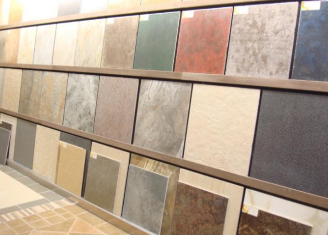 农村自建房外墙，是贴瓷砖好还是喷真石漆好？