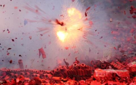 小学生辩论会:过春节放鞭炮的利与弊