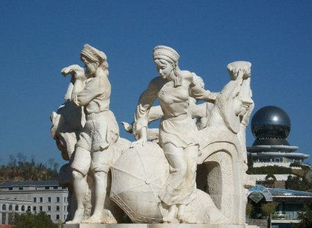 电影 ：《五朵金花 》的主题曲 演唱者 是 谁？