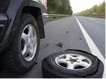 机动车避免爆胎的正确做法是什么