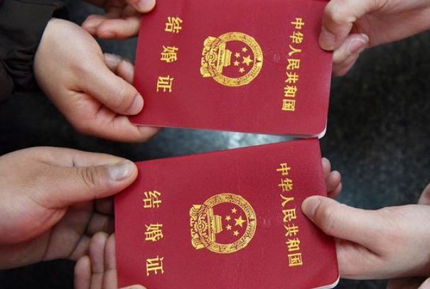 办结婚证要哪些东西啊？照的照片是几寸的啊？