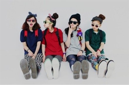 QQ四姐妹头像 网名 个性签名 （最好带有 媛 怡 娟 彤）