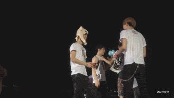 求SMT世勋用手指棒戳鹿晗脸的动图