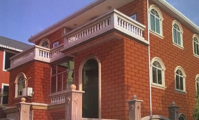 农村自建房外墙，是贴瓷砖好还是喷真石漆好？