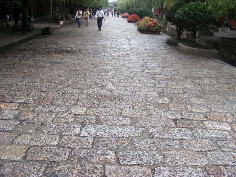 为什么叫青石板路，青是指什么？？不是颜色吧？、 还是说是素