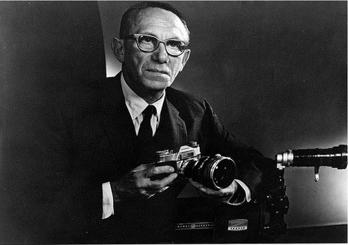 单反相机镜头的大三元小三元怎么讲的呢？