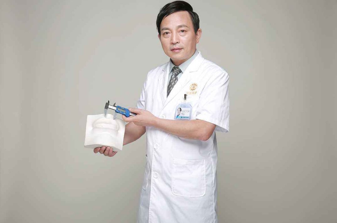 医生职称等级：主任，医师哪位个级别高。