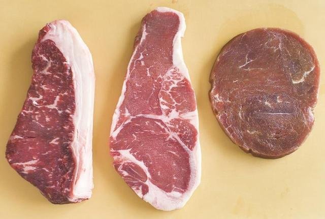 区分原切牛排和合成牛排，需要看配料表上哪3个字？