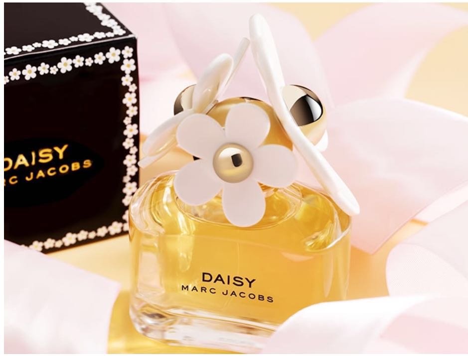 香奈儿邂逅香水哪款的好闻？和小雏菊比呢？综合一下 要淡雅舒服的味道，求高手指点下~本人24岁