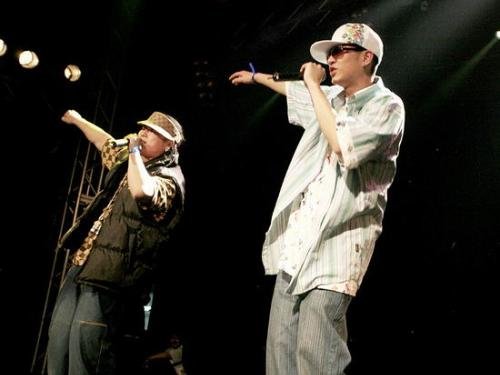 求一段节奏感强的即兴说唱。