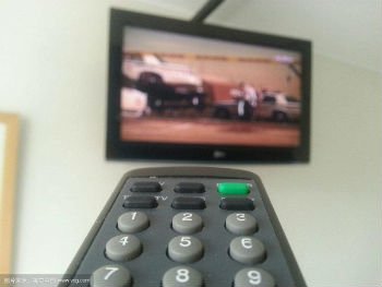 请问电视机遥控器坏掉了，能不能把电视机打开？如何打开？谢谢～～