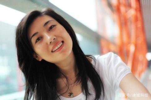 海峡两岸主持人李红，丈夫和公公相继入狱后，生活怎样了？