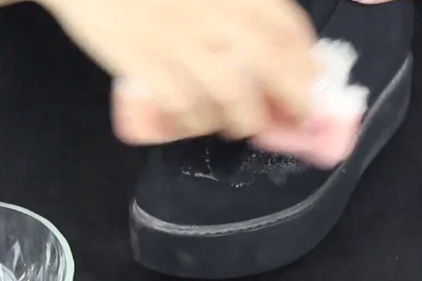 耐克翻毛皮鞋怎么清洗