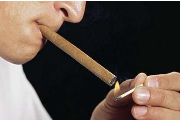 迷你雪茄怎么抽啊～怎么点燃，迷你雪茄……