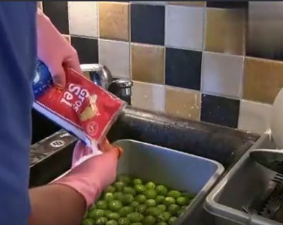 新鲜的绿皮核桃怎么去皮