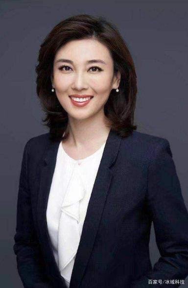 海峡两岸主持人李红，丈夫和公公相继入狱后，生活怎样了？