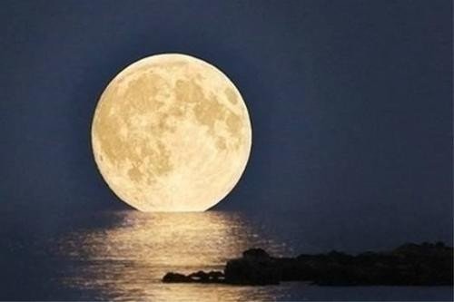 中秋前后，朋友圈中传一张“十五的月亮十六圆”的图片是病毒，这是真的吗？