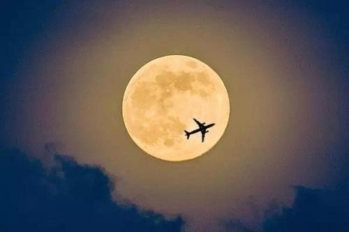 中秋前后，朋友圈中传一张“十五的月亮十六圆”的图片是病毒，这是真的吗？