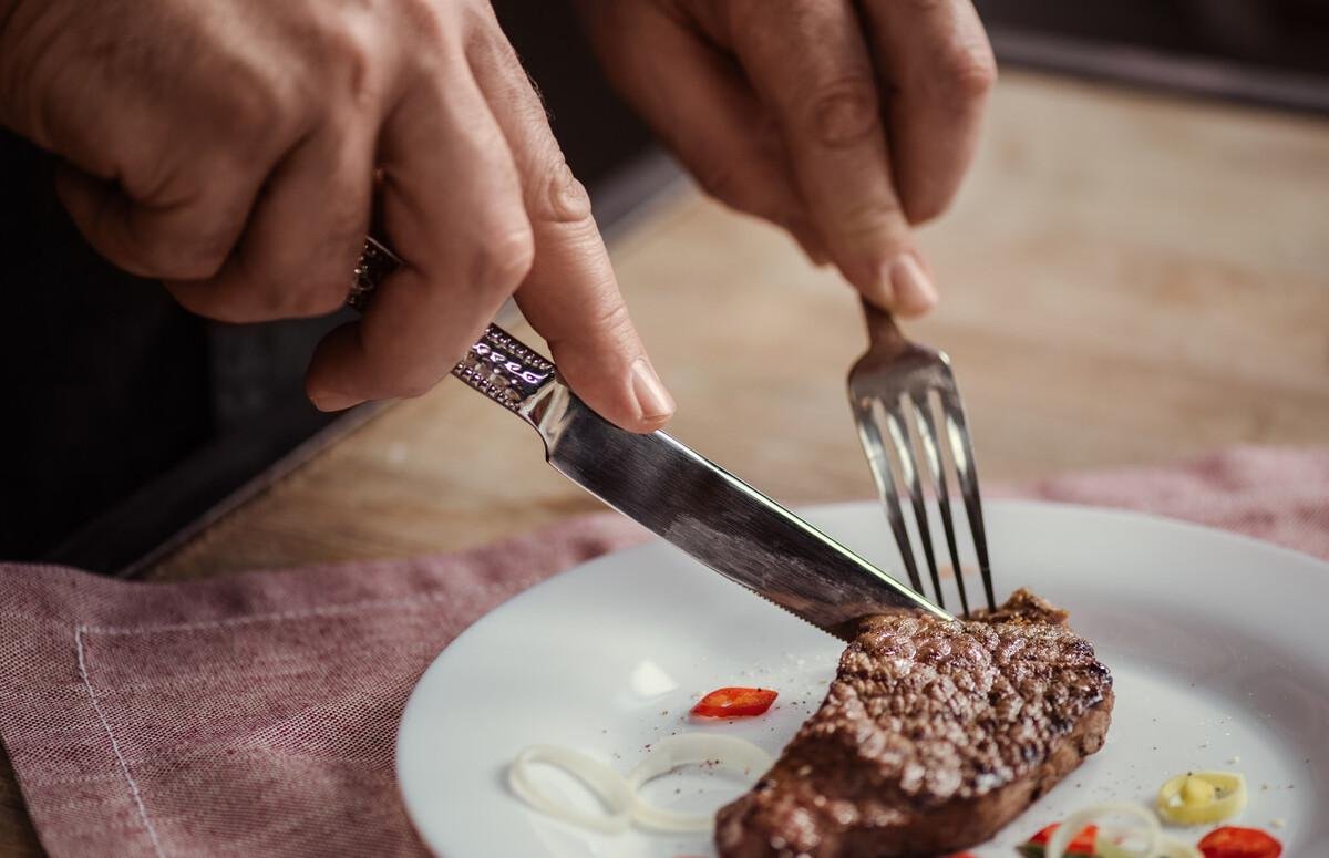 区分原切牛排和合成牛排，需要看配料表上哪3个字？