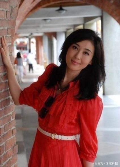 海峡两岸主持人李红，丈夫和公公相继入狱后，生活怎样了？