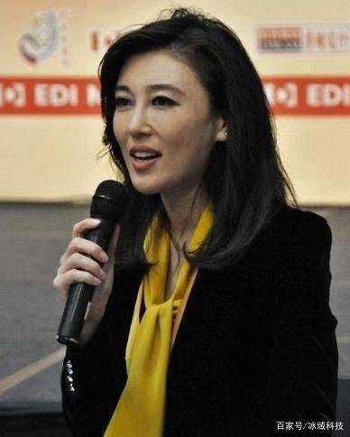 海峡两岸主持人李红，丈夫和公公相继入狱后，生活怎样了？