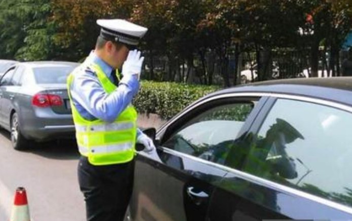 驾驶机动车违反道路交通信号灯通行的应该怎么办？