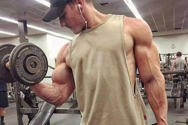 青筋是人体一个正常的脉络，生活中手背青筋暴起的原因有哪些？