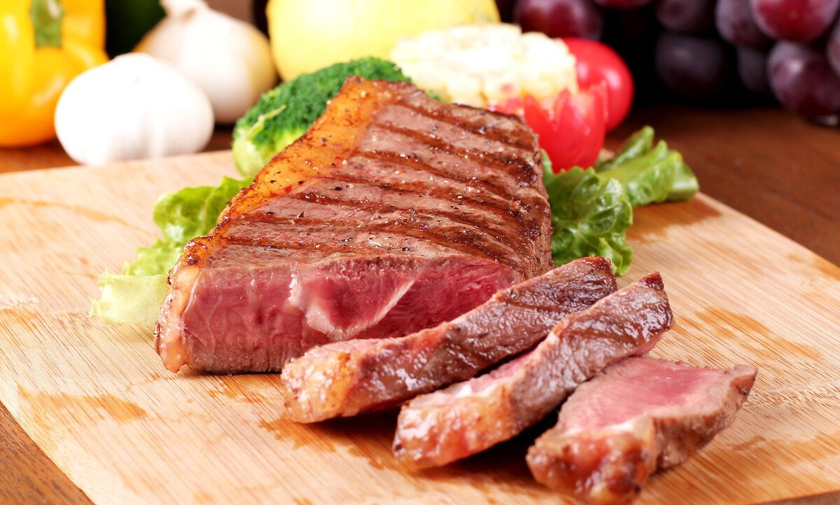 区分原切牛排和合成牛排，需要看配料表上哪3个字？