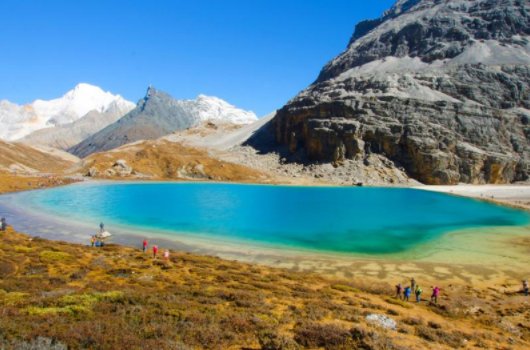 成都到稻城亚丁多少公里，安排几天合适