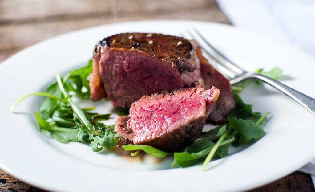 区分原切牛排和合成牛排，需要看配料表上哪3个字？