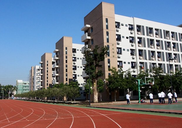 东莞市的万江中学好还是石龙中学好