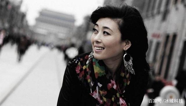 海峡两岸主持人李红，丈夫和公公相继入狱后，生活怎样了？