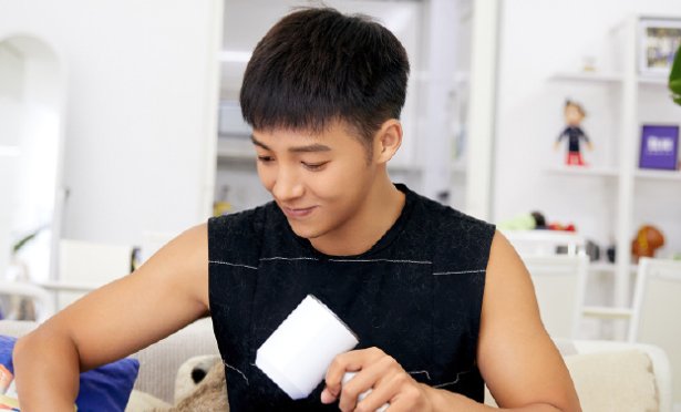 伍嘉成被粉丝嫌弃太黑，伍嘉成是如何被晒黑的？