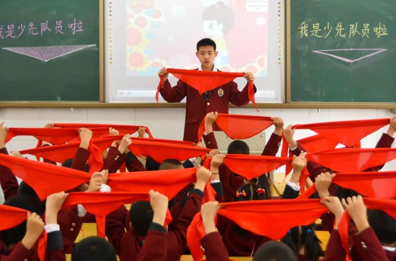 红领巾的系法，我要教一年级小朋友，我会系但不会说具体的解说。帮帮忙啊，今天下午就要用啊！！！！！