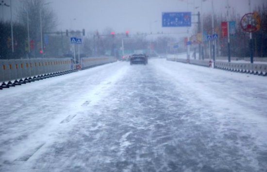 道路结冰时，有何应对措施？