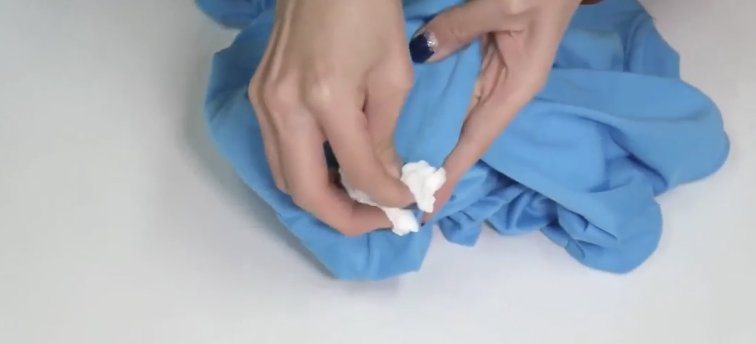 玻璃胶沾在衣服上怎么去除