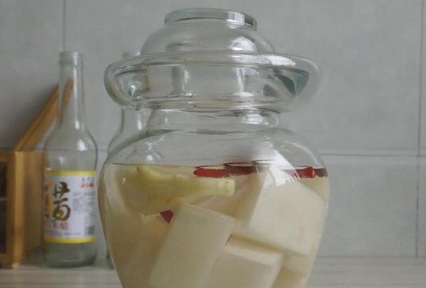 求四川泡菜酸萝卜的做法，越详细越好！做出来是粉色的丁，我以前去过四川尝了泡萝卜，酸爽脆，用什么萝卜