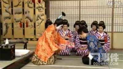 刘谦穿唐装跪拜日本天皇？