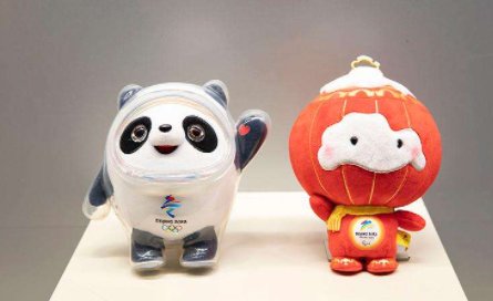 2022年北京冬季奥运会的吉祥物“冰墩墩”是根据什么设计的？