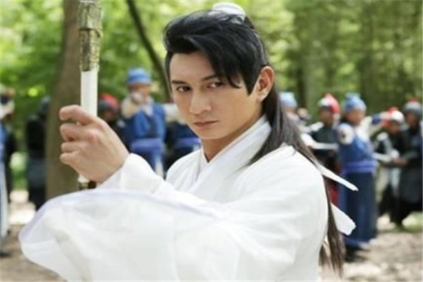 紫衣侯和白衣人，论武功的话到底谁更高明？