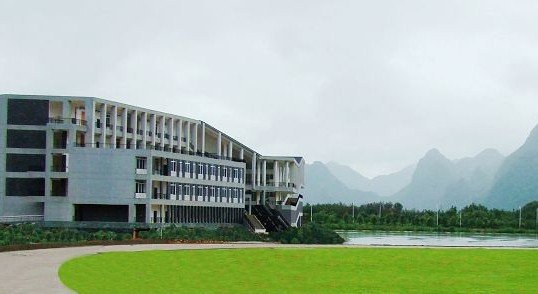 桂林电子科技大学信息科技学院有几个校区啊？？我在花江。。。在哪？