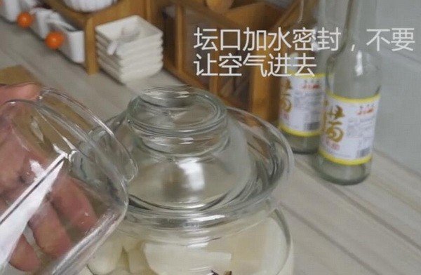 求四川泡菜酸萝卜的做法，越详细越好！做出来是粉色的丁，我以前去过四川尝了泡萝卜，酸爽脆，用什么萝卜