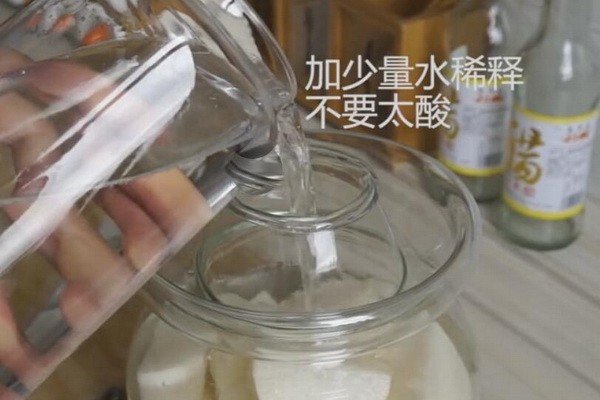 求四川泡菜酸萝卜的做法，越详细越好！做出来是粉色的丁，我以前去过四川尝了泡萝卜，酸爽脆，用什么萝卜