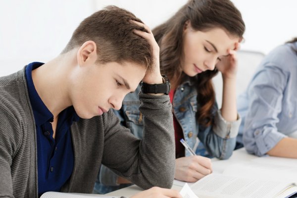 申请书写过如“尊敬的领导：”后要换行吗？如果换要是顶格写，还是……？急用啊！谢谢！